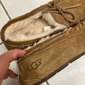 UGG- Dakota Slipper- Size 2